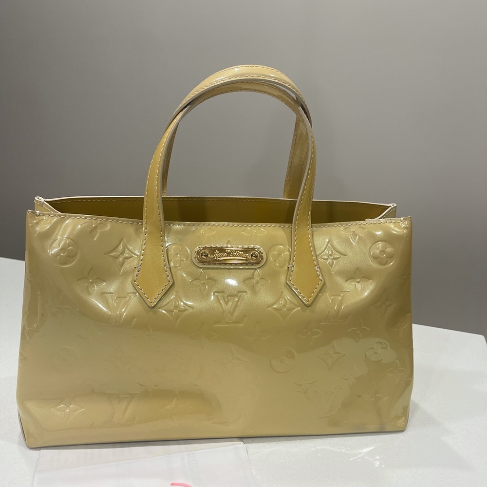 Authenticate Wilshire Vernis